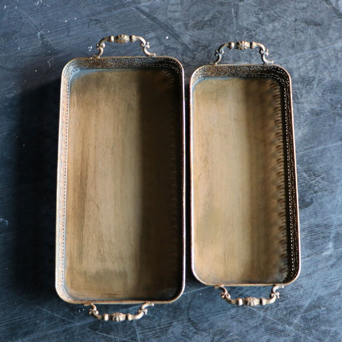 Set 2 bandejas conclave metal doradas 46.5 x 18,5 x 9cm / 52,5 x 23 x 9cm