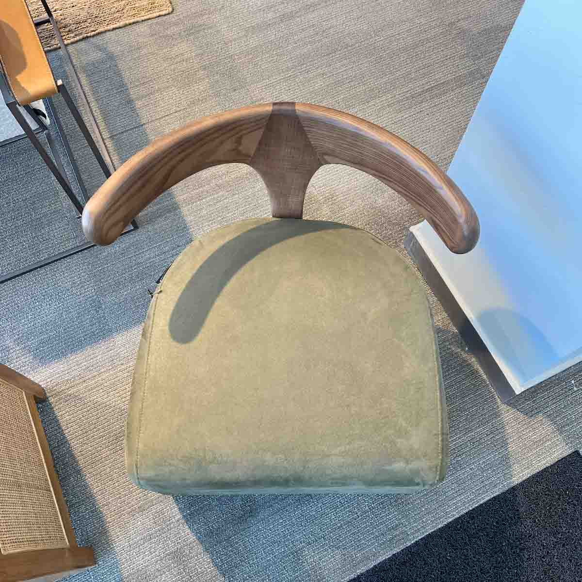 Silla Almodovar Tela Velvet Verde / Madera Fresno Walnut