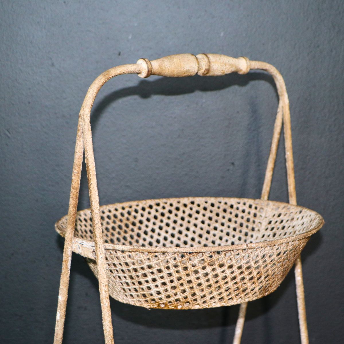 Bandeja Exhibidora Johana 2 pisos dorada 33 x 33 x 57cm