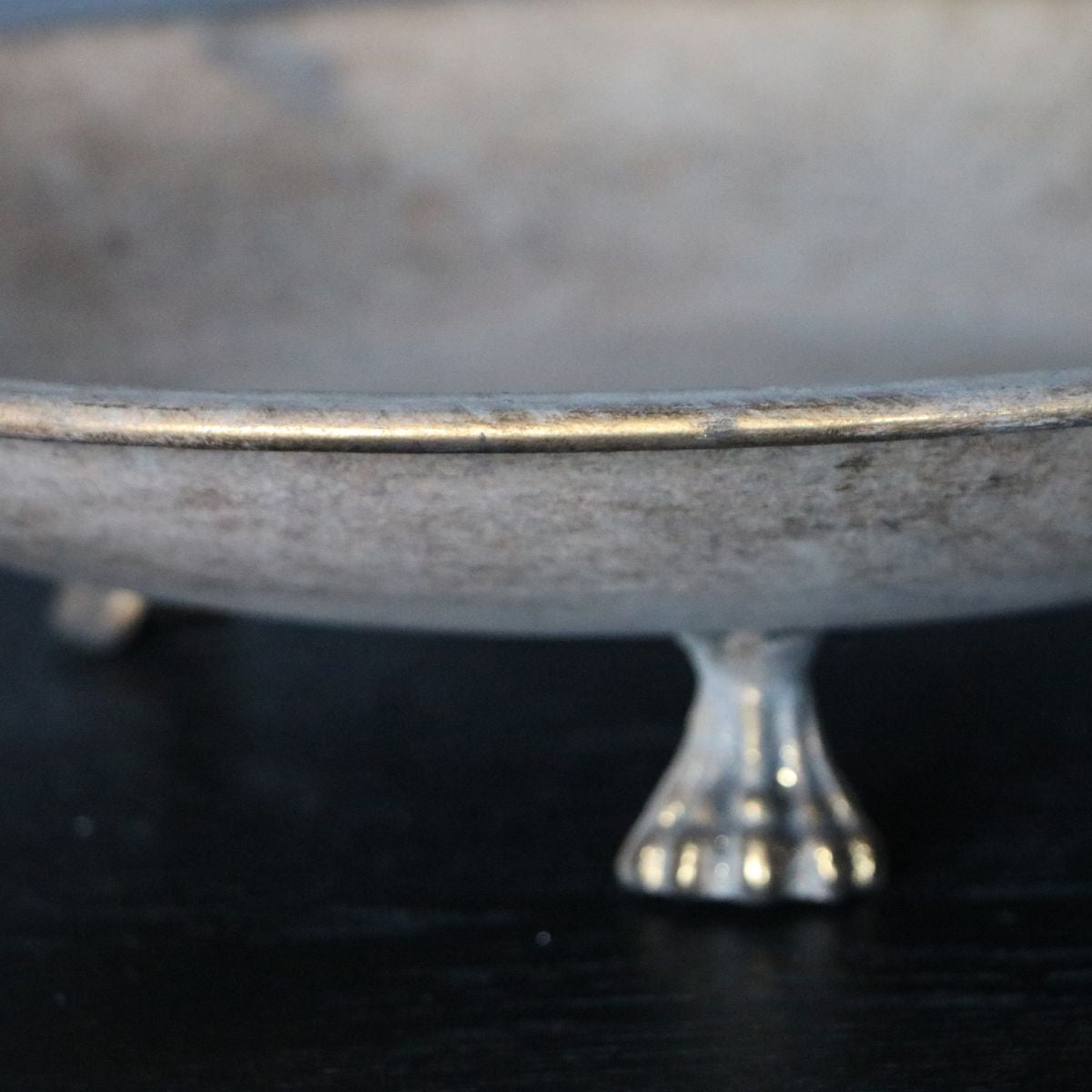 Bandeja Denisse mediana metal dorada 38 x 35 x 11cm