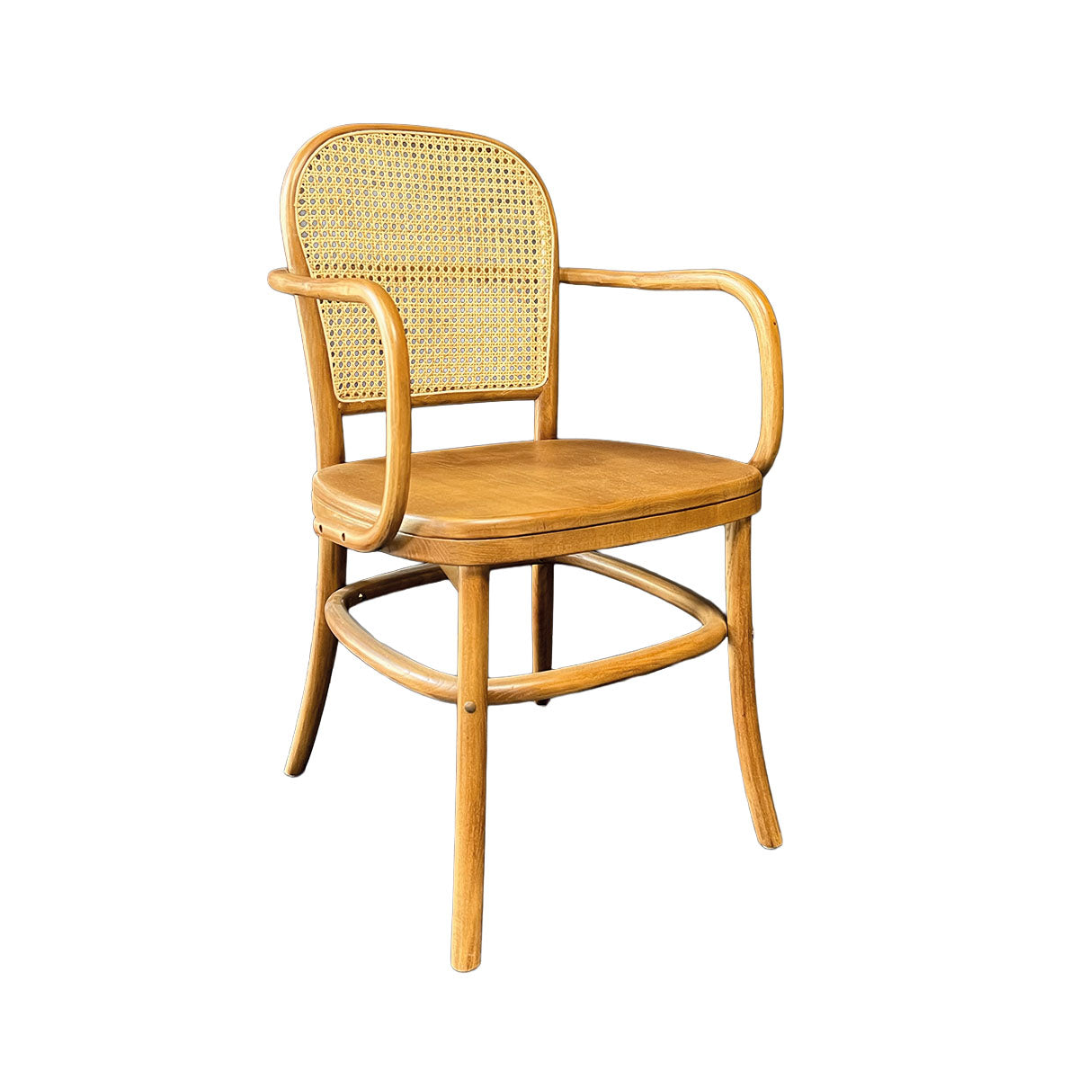 Silla Kevin con Brazos Madera de Haya Walnut y Respaldo de Ratán Natural