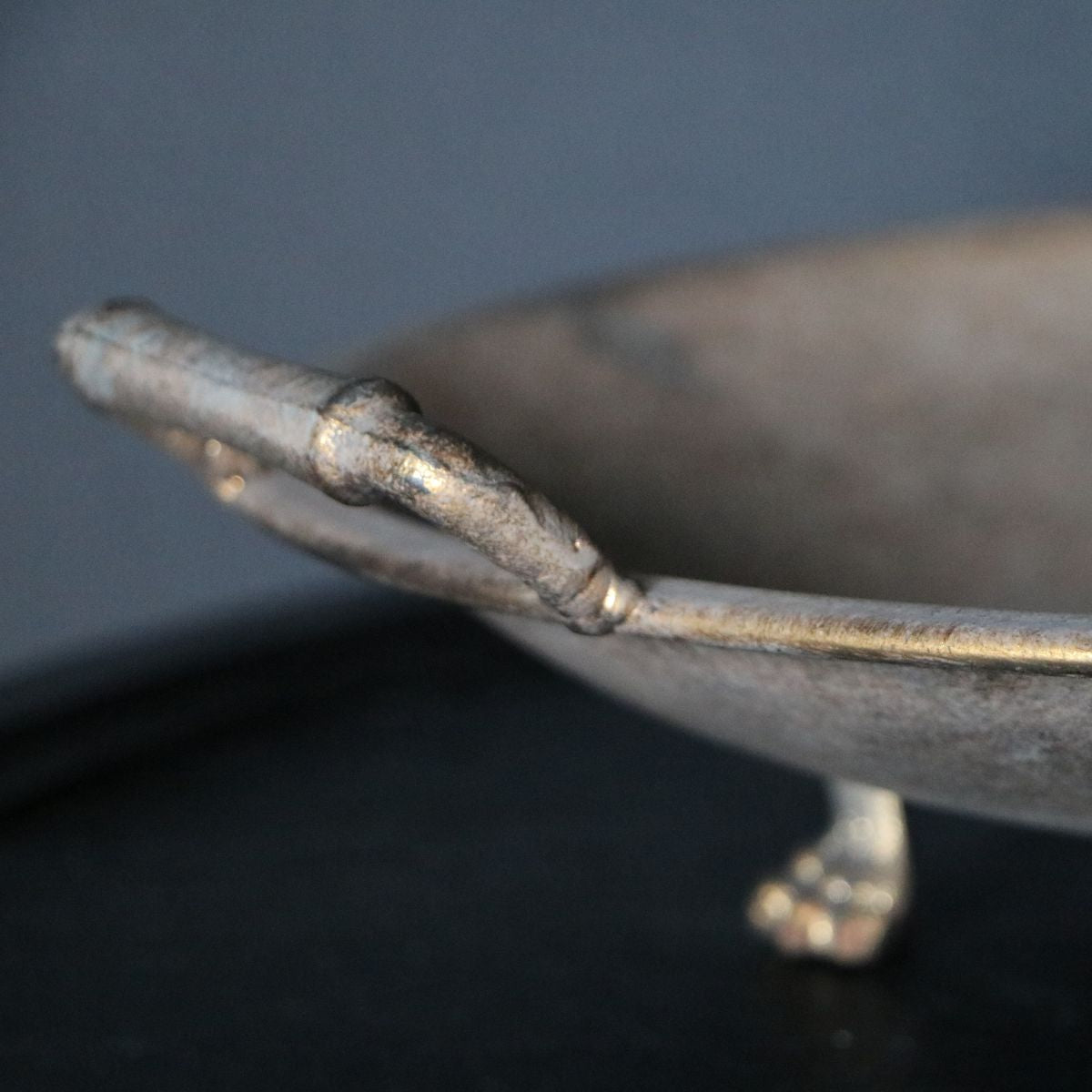 Bandeja Denisse grande metal dorada 44,5 x 40x5 x 11,5cm