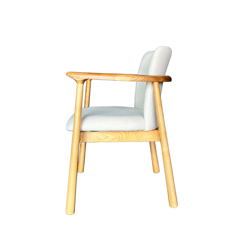 Sitial Mateo – Madera de Fresno Natural y Tapizado en Lino & Algodón Beige.