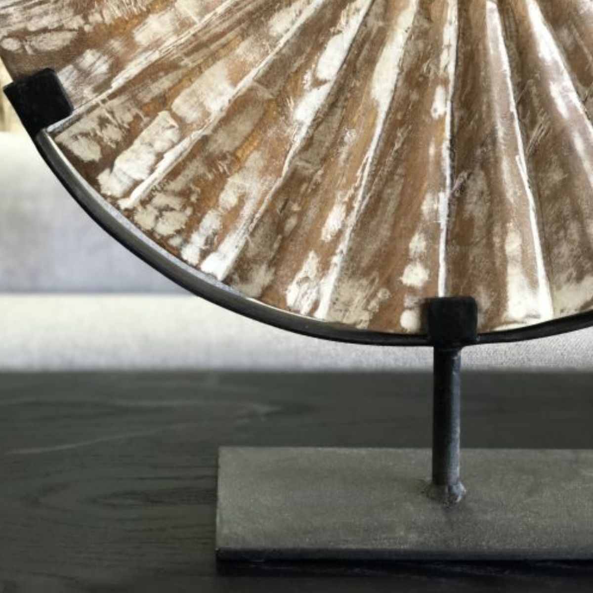 Panel circular madera de teca tallada con soporte