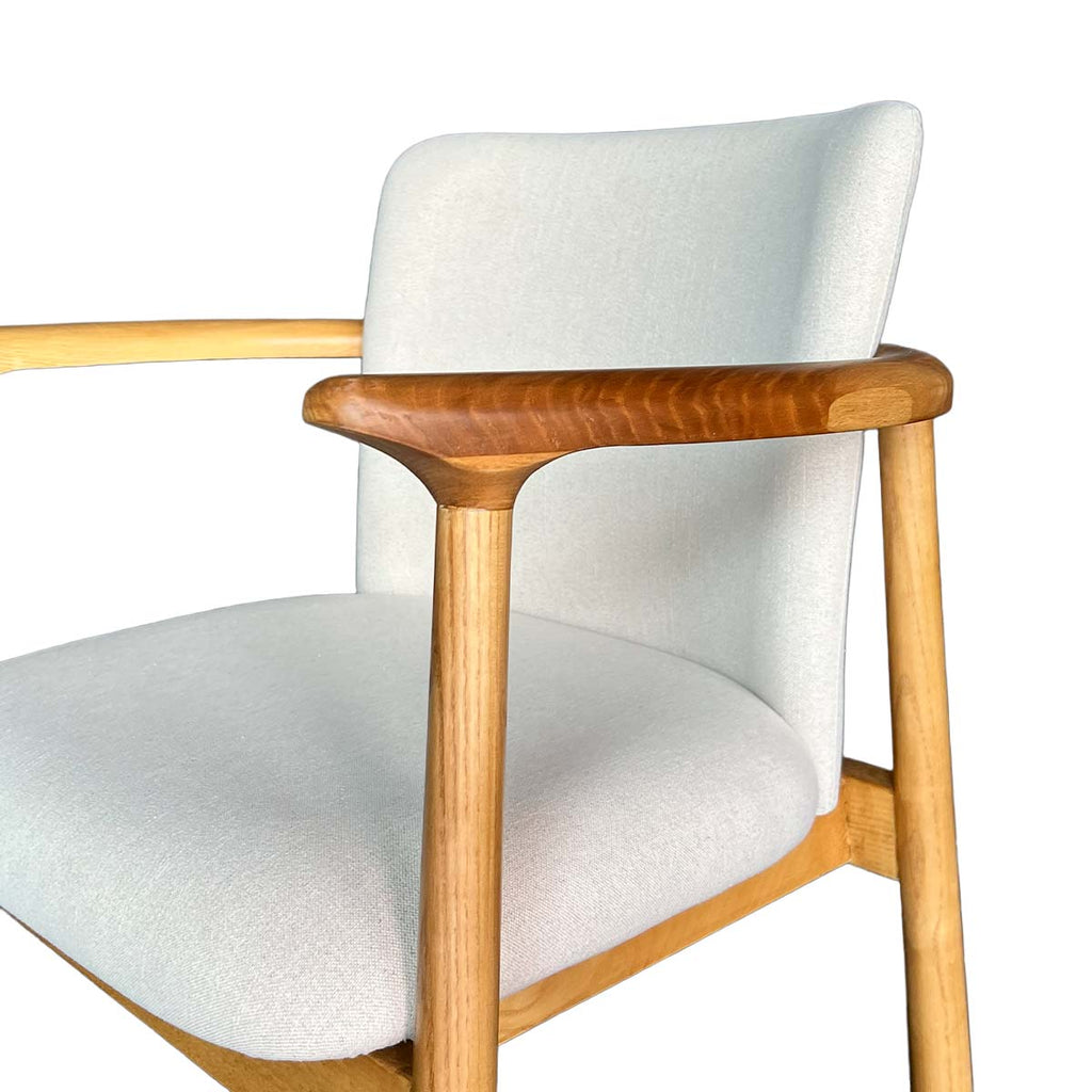 Sitial Mateo – Madera de Fresno Natural y Tapizado en Lino & Algodón Beige.