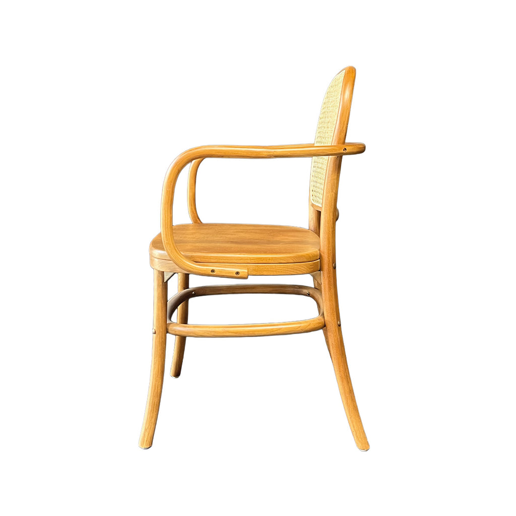 Silla Kevin con Brazos Madera de Haya Walnut y Respaldo de Ratán Natural