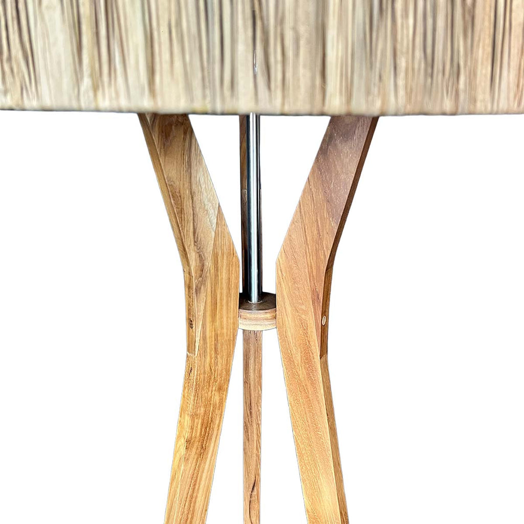 Lámpara de Pie Uruk – Madera y Pantalla de Ratán Natural