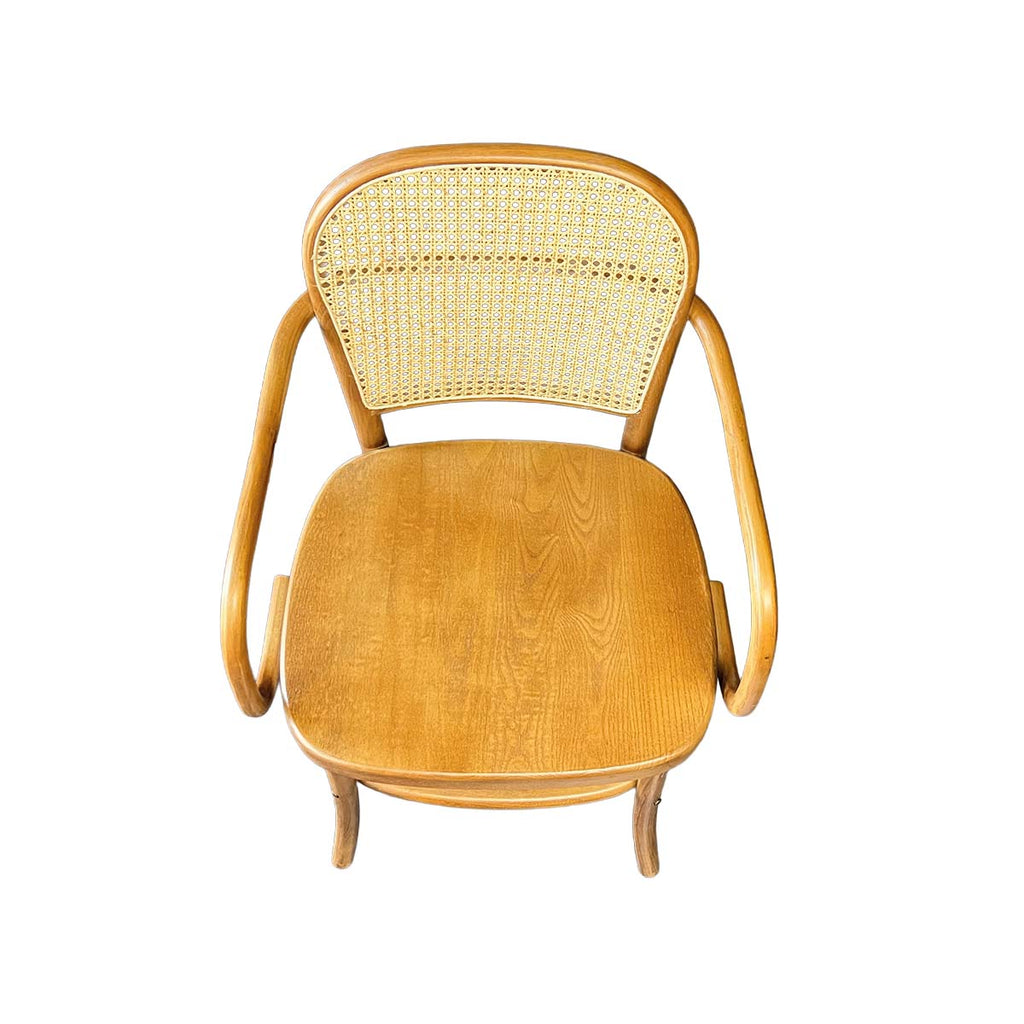Silla Kevin con Brazos Madera de Haya Walnut y Respaldo de Ratán Natural