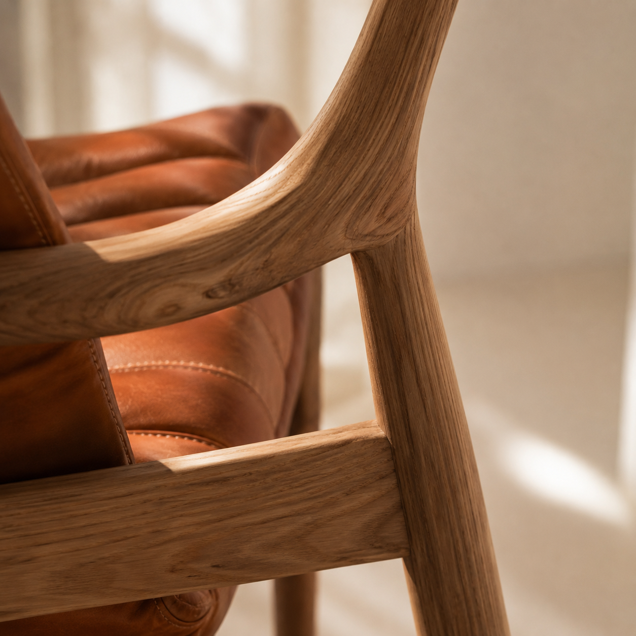 Poltrona Elliah Cuero Top Grain Cognac y Madera de Fresno