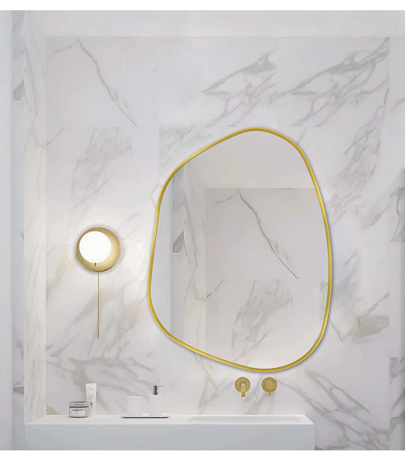 Espejo forma irregular marco de metal dorado 60x80 cm