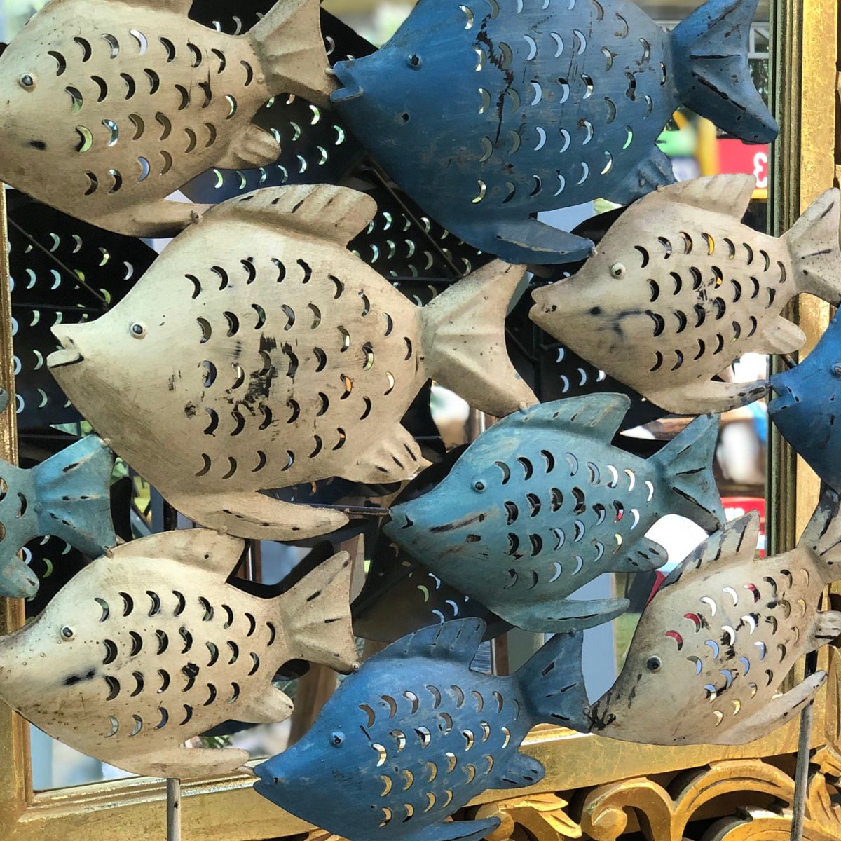 Figura Decorativa Peces en Metal con Base