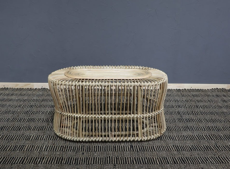 Mesa ovalada de ratán cubierta de vidrio
