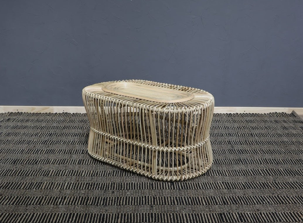 Mesa ovalada de ratán cubierta de vidrio