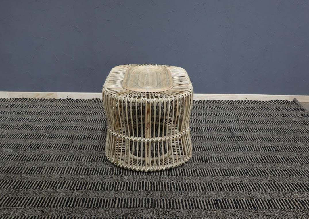 Mesa ovalada de ratán cubierta de vidrio