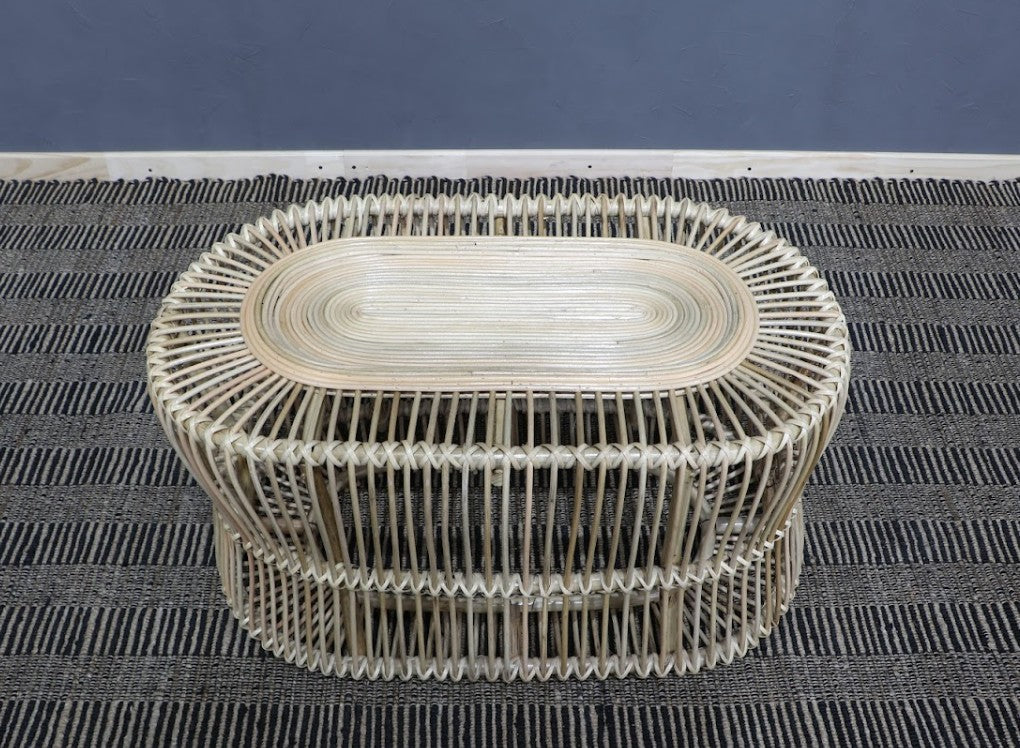 Mesa ovalada de ratán cubierta de vidrio