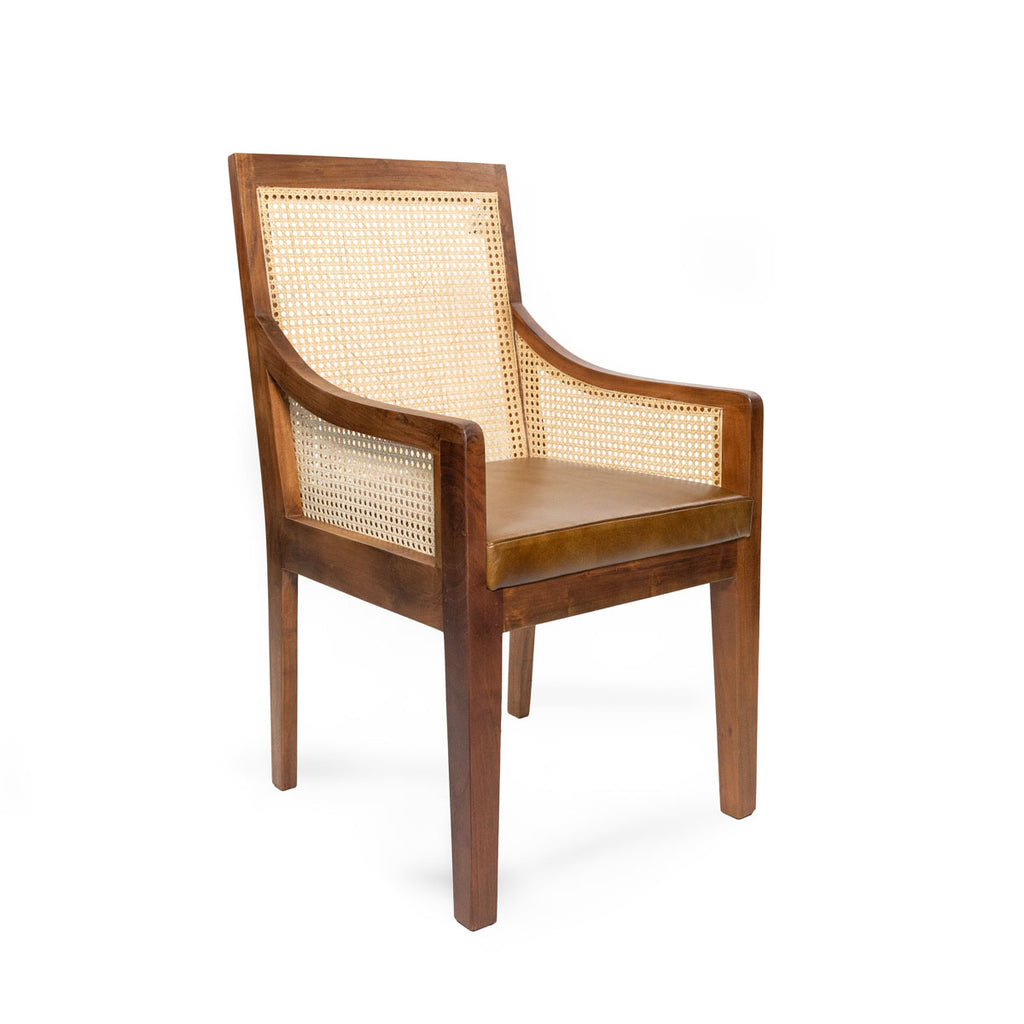 Silla Himalaya con brazo / ratán y asiento de cuero café 50 x 57 x 94cm