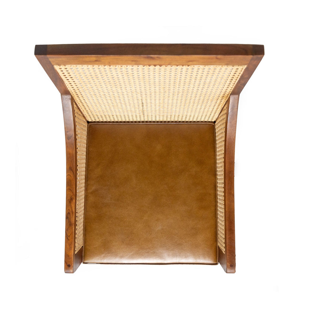 Silla Himalaya con brazo / ratán y asiento de cuero café 50 x 57 x 94cm