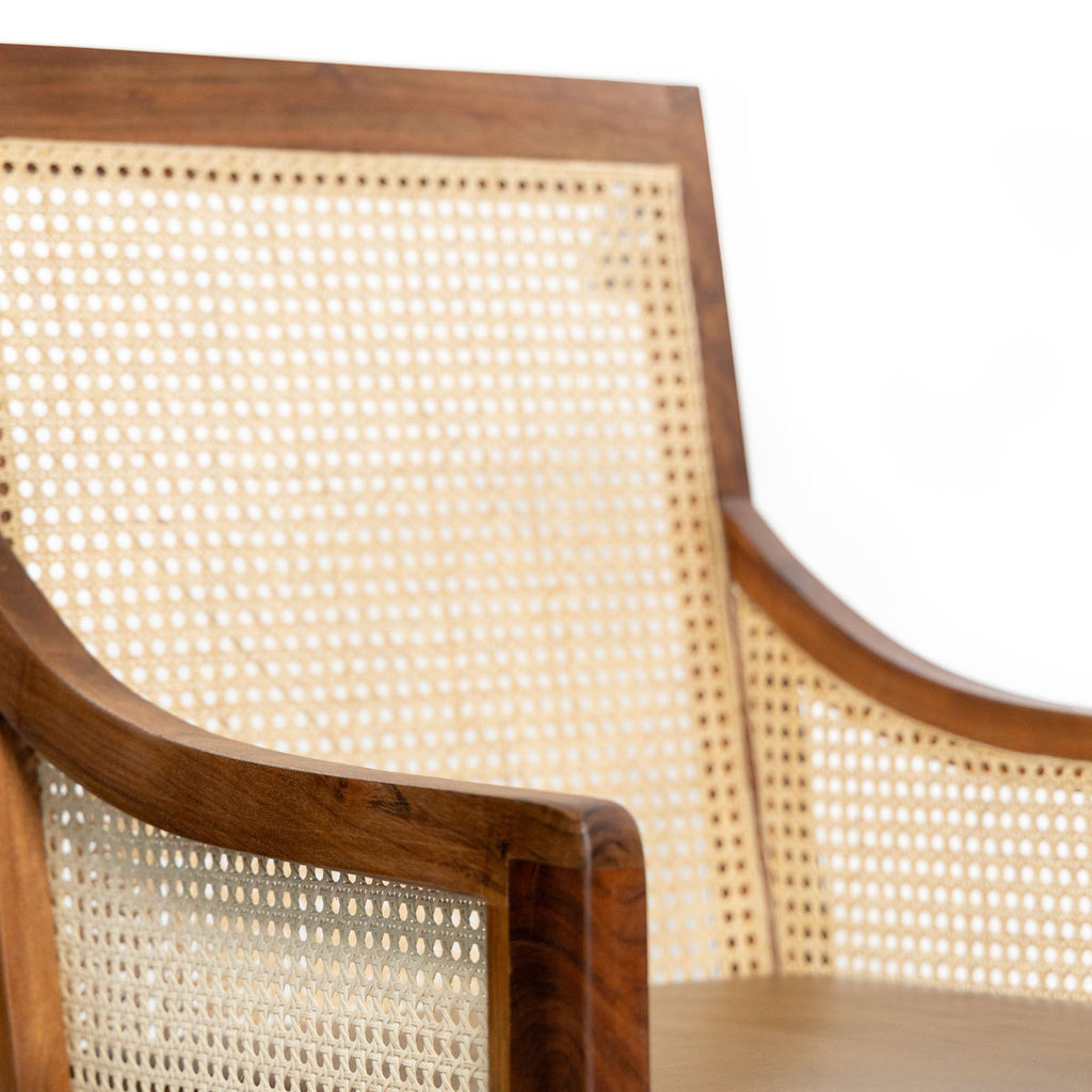 Silla Himalaya con brazo / ratán y asiento de cuero café 50 x 57 x 94cm