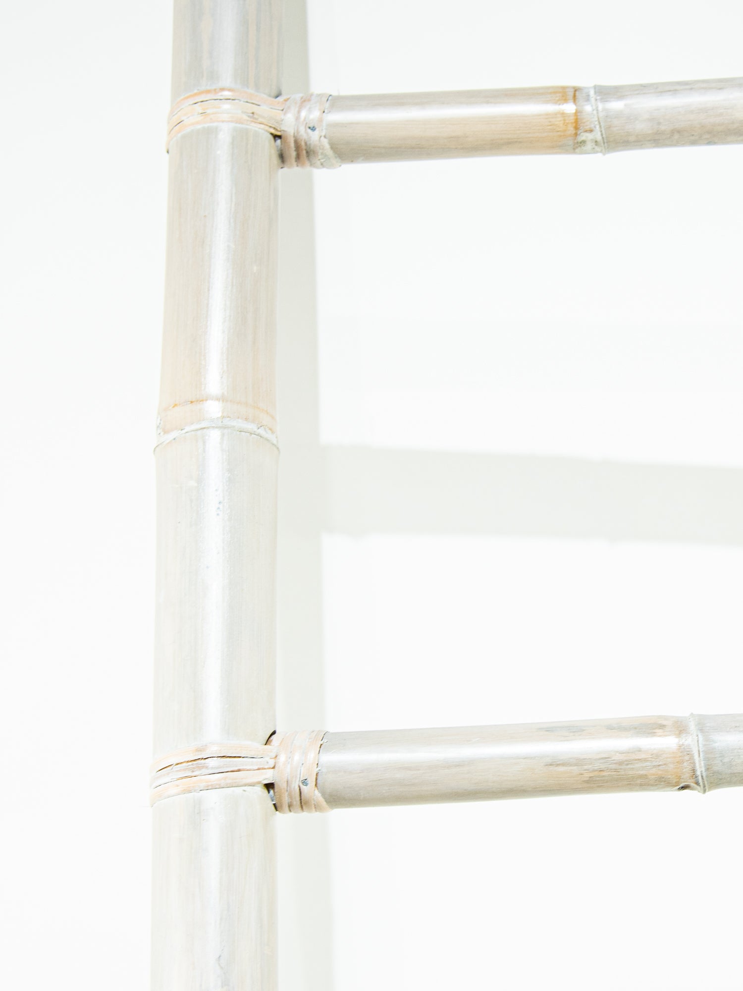 Escala Decorativa de Bamboo Blanca 2 M