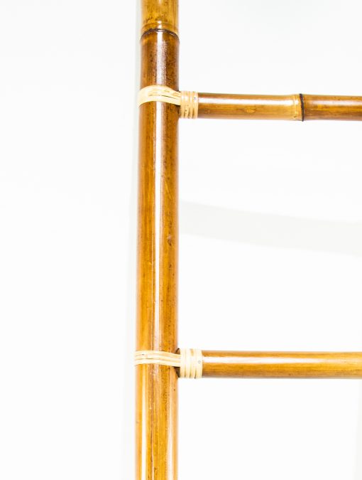 Preciosa escalera decorativa fabricada en madera de bambú con 6 niveles. Podrás usarlo como toallero o perchero en tu habitación. Las escaleras de bambú son un gran elemento de decoración para el hogar. Gracias a su estructura no ocupará mucho espacio en tu pared.