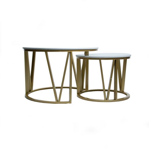Mesa de centro, que cuenta con dos mesas nido, otorgando gran versatilidad. Ideal para optimizar los espacios, con su precioso diseño de fierro dorado y cubierta elaborada en marmolina.