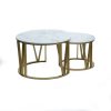 Mesa de centro, que cuenta con dos mesas nido, otorgando gran versatilidad. Ideal para optimizar los espacios, con su precioso diseño de fierro dorado y cubierta elaborada en marmolina.